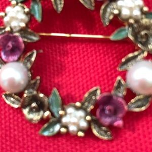 Vintage Jewelry - Vintage Pearl & Flower Brooch Vintage Jewelry - Vintage Pearl & Flower Brooch